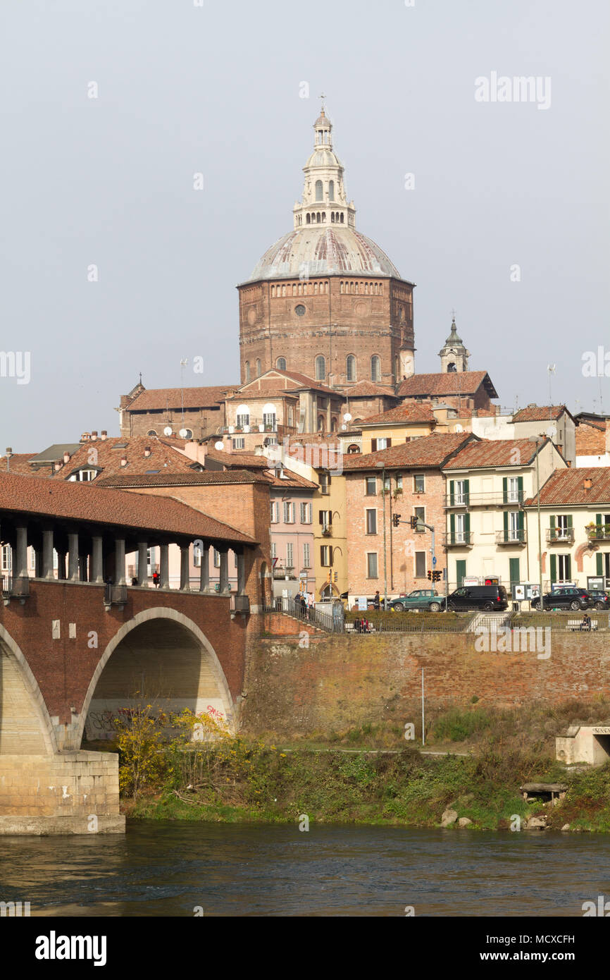 Pavia, Italia. El 10 de noviembre de 2017. El Ponte Coperto ('Covered Bridge') o el Ponte Vecchio ('Puente Viejo') sobre el río Ticino en Pavia, Italia. Foto de stock