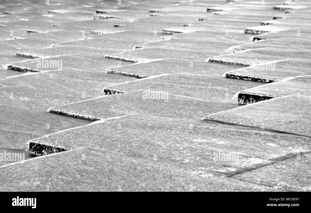 Vista abstracta en blanco y en la parte trasera de una fuente de agua escalonada por Salvador Pérez Arroyo en la Calle del Sacramento en el centro de Madrid (Madrid, España) Foto de stock