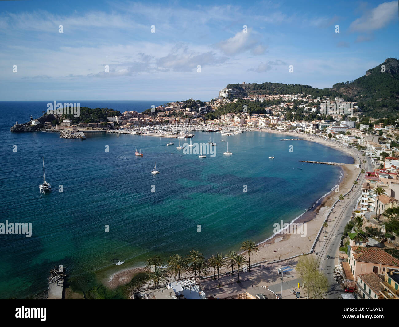 Vista de la bahía con playa, puerto natural, el Puerto de Sóller, Serra de Tramuntana, Mallorca, Islas Baleares, España Foto de stock