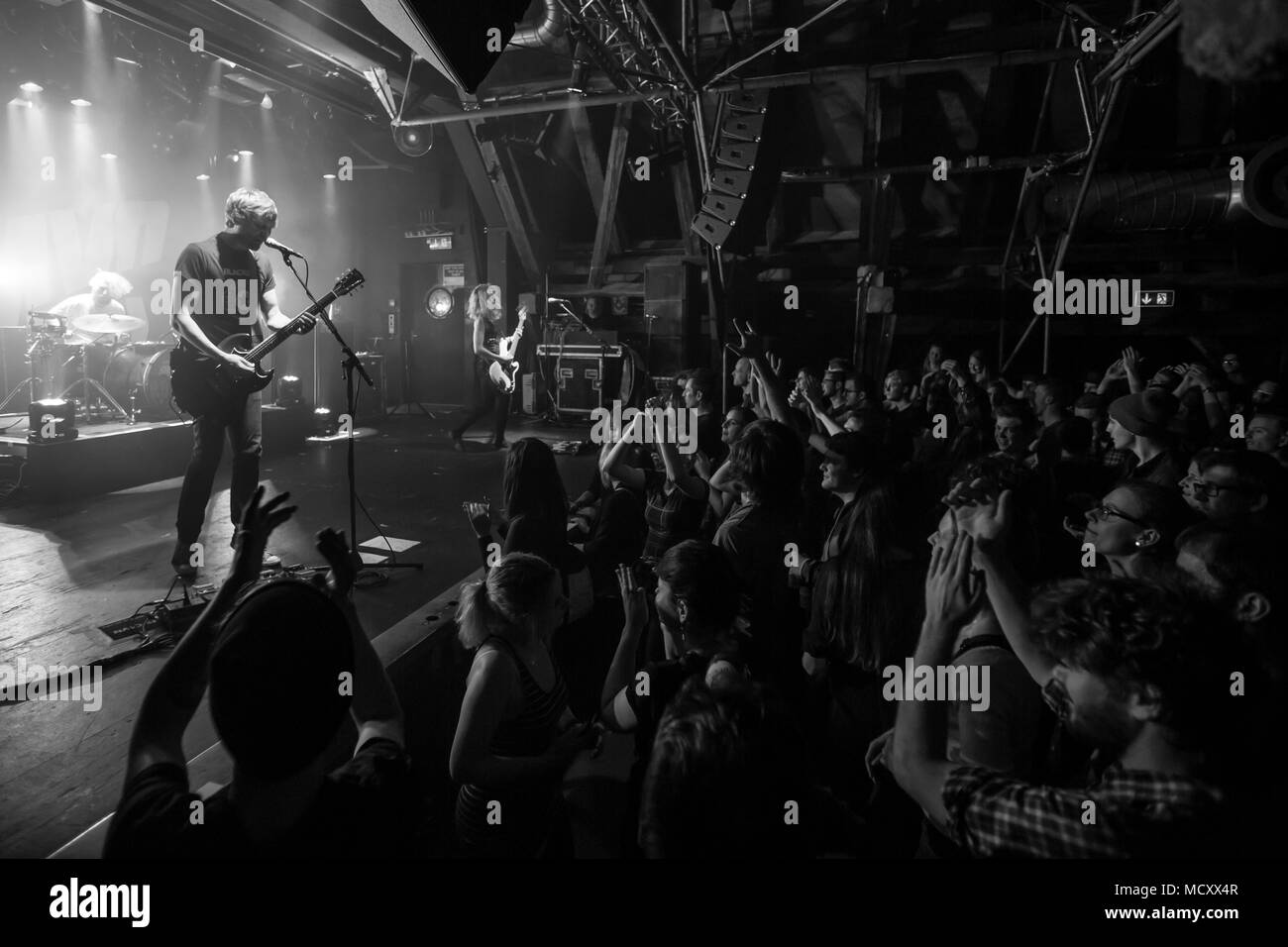 La banda de rock indie británico subterráneos Schüür viven en Lucerna,  Suiza Billy Lunn: voz y guitarra Charlotte Fotografía de stock - Alamy