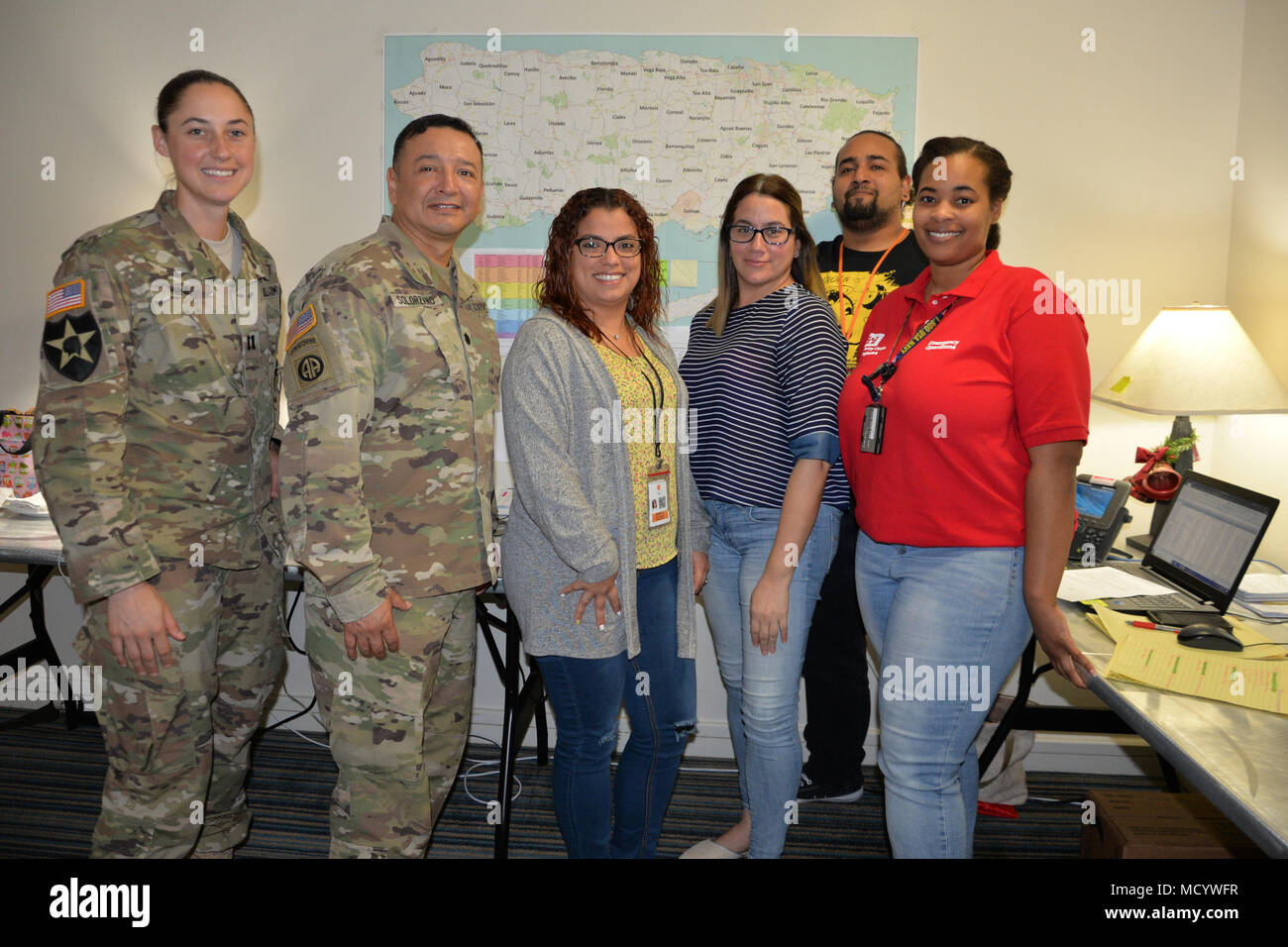 El Teniente Coronel Roberto Solórzano, RFO Comandante visitas temporales de  'Blue' Call Center de techo de trabajo en equipo en la EFO en Dorado, Puerto  Rico, Marzo 8, 2018. De izquierda a