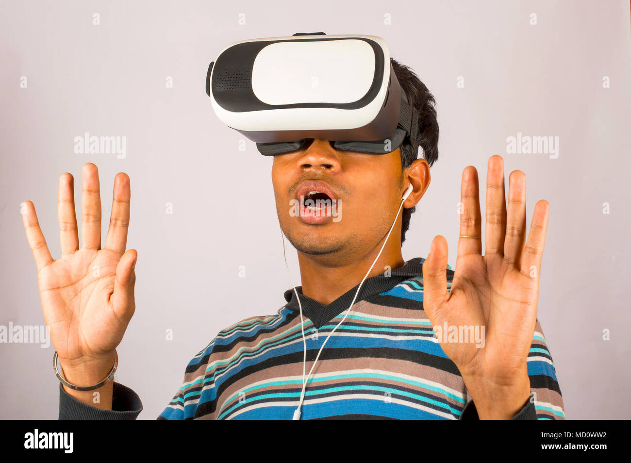 Asustada joven llevaba gafas de realidad virtual y disfrutando en scary 3D  video VR Fotografía de stock - Alamy