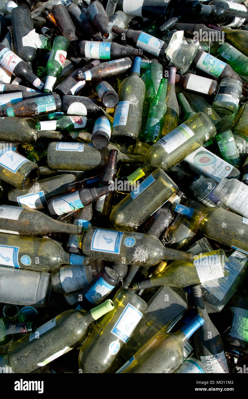 Montón de botellas de vidrio para ser reciclado Foto de stock