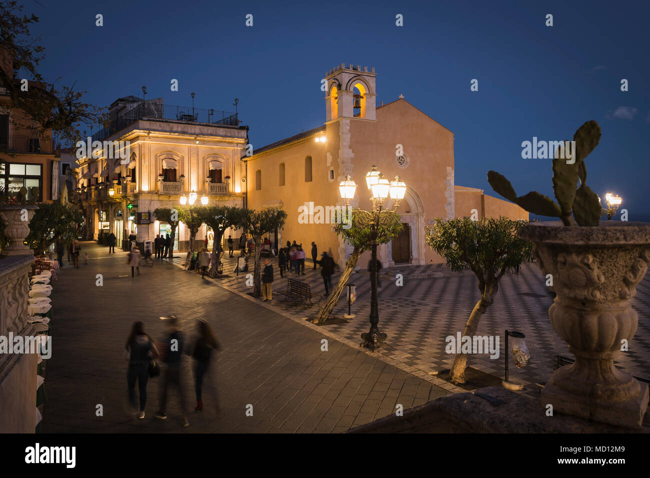 Piazza IX Apeile square y Corso Umberto I en Taormina, Sicilia. Foto de stock