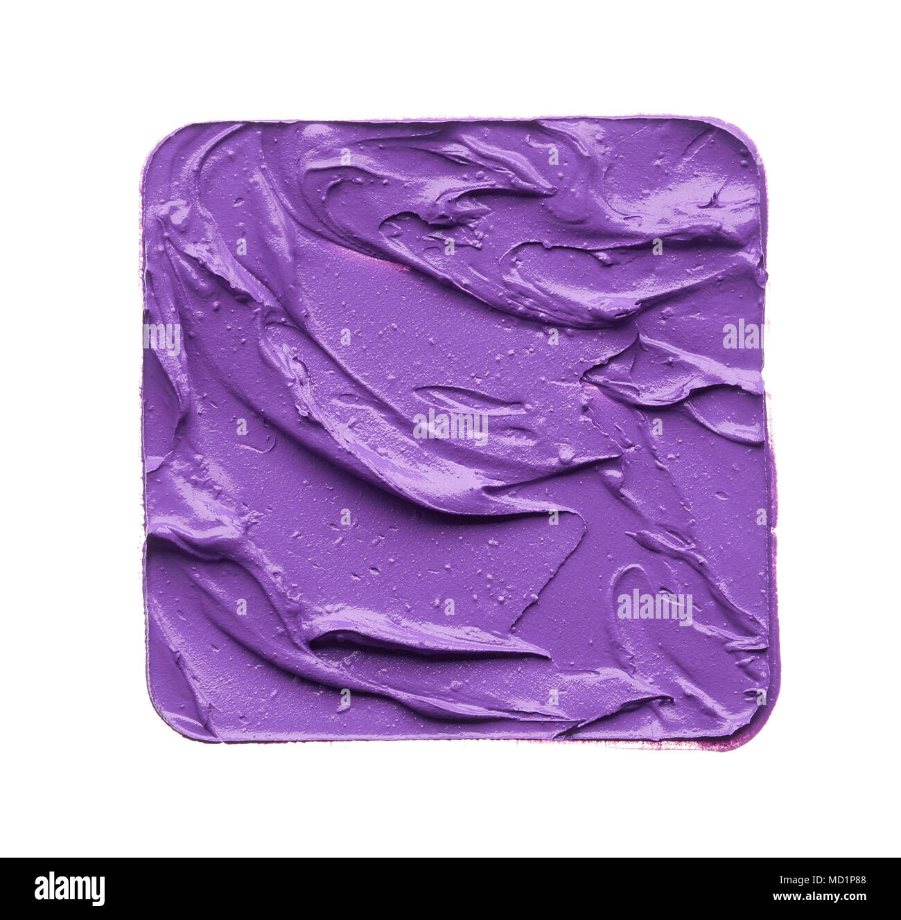 Maquillaje púrpura frotis de lip gloss aislado sobre fondo blanco. Pintalabios púrpura textura aislado sobre fondo blanco. Plaza Galería hecha por roto pur Foto de stock