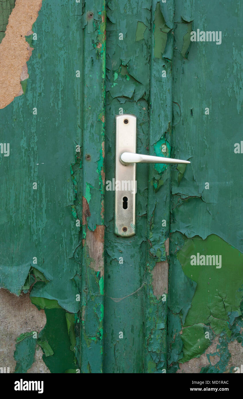Antigua puerta verde en una casa desolada, Dinamarca Foto de stock