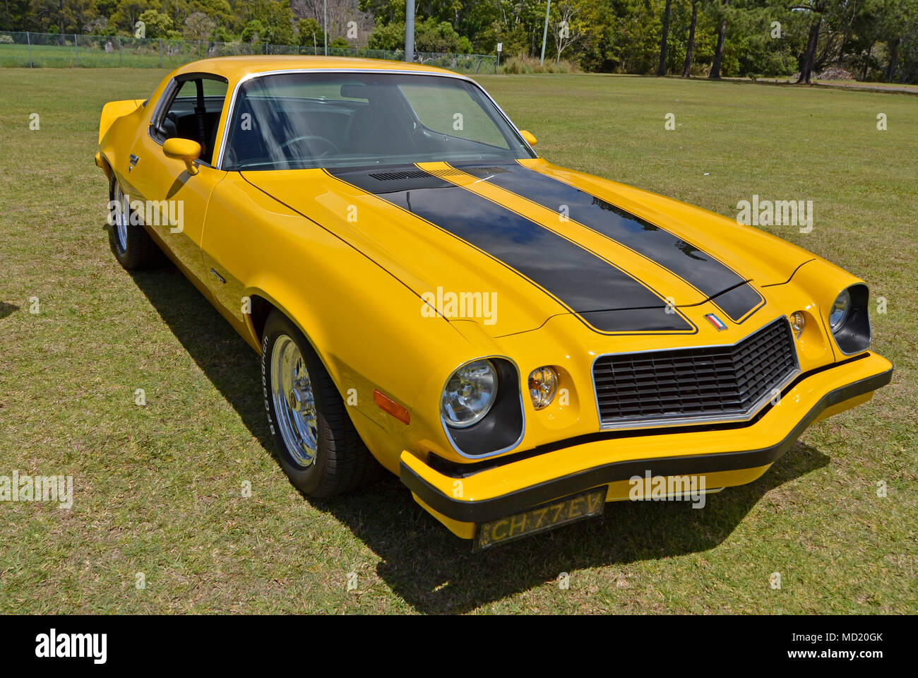 Classic Chevrolet Camaro amarillo con rayas negras Fotografía de stock