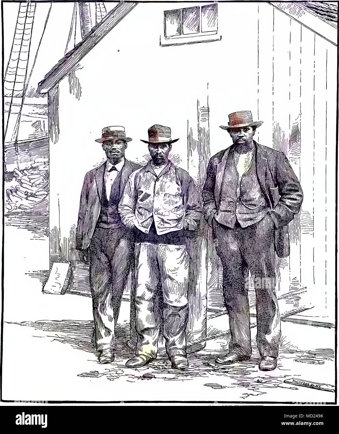Aguafuerte de tres hombres Caboverdiana de pie en un muelle, New Bedford, Massachusetts, 1880. Cortesía de Internet Archive. Nota: la imagen ha sido coloreada digitalmente mediante un proceso moderno. Los colores pueden no ser exactos del período. () Foto de stock