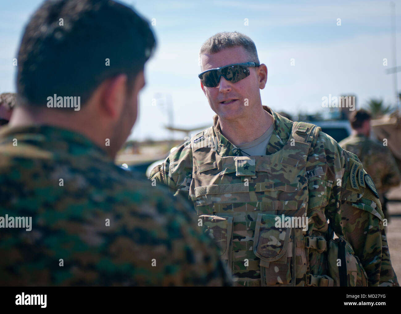 Ejército de EE.UU. Brig. Gen. Jonathan P. Braga, director de operaciones de  la Fuerza de Tarea Conjunta Combinada - Funcionamiento inherente resolver,  habla con un miembro de las Fuerzas Democráticas sirias estacionadas