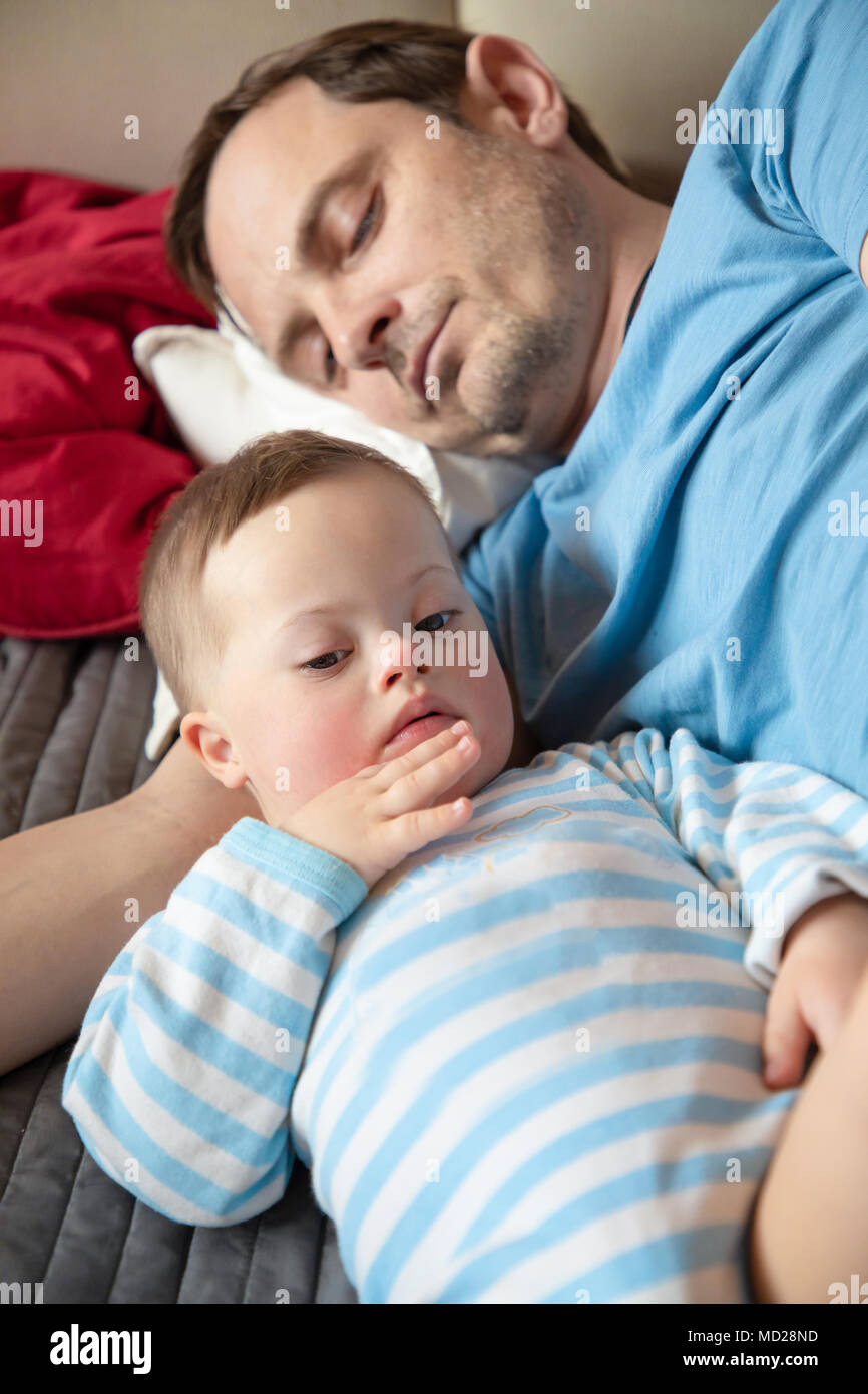 Lindo Bebe Nino Con Sindrome De Down Esta Durmiendo Con Papa Fotografia De Stock Alamy