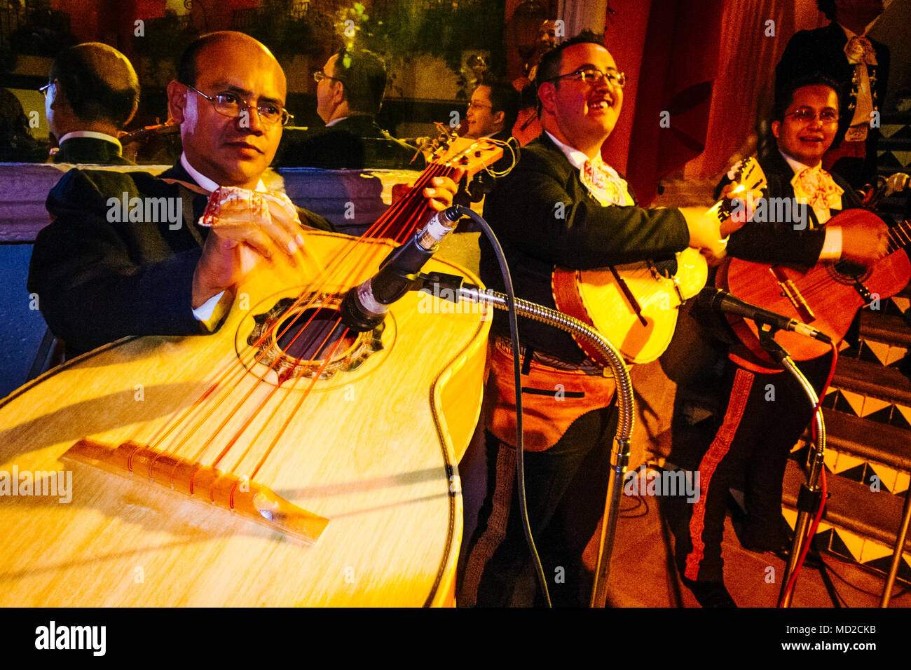 Una banda de mariachis toca el guitarrón Mexicano (grande) en la guitarra  mexicana Restaurante Focolare abrió sus puertas por primera vez en 1953 en  las instalaciones de un viejo y tradicional hac