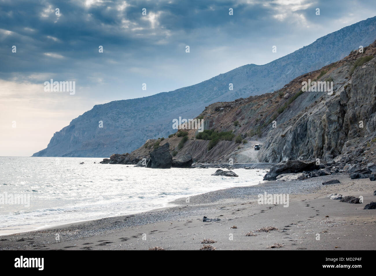 Vista panorámica de playa y montaña, contra el cielo, Creta, Grecia Foto de stock