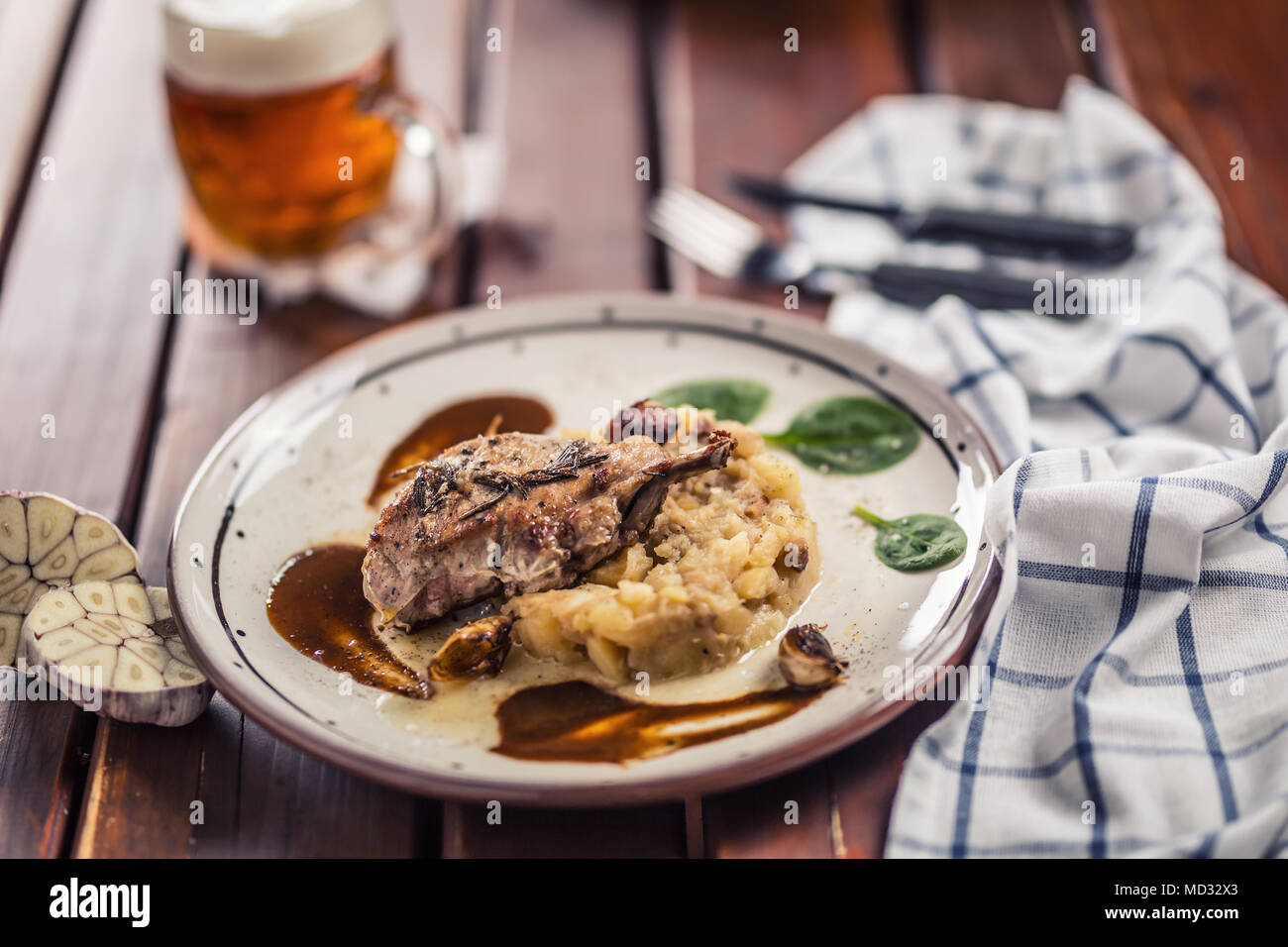 Chuleta de ibérico con aplasta patatas decoración y proyecto beere en pub o  restaurante Fotografía de stock - Alamy