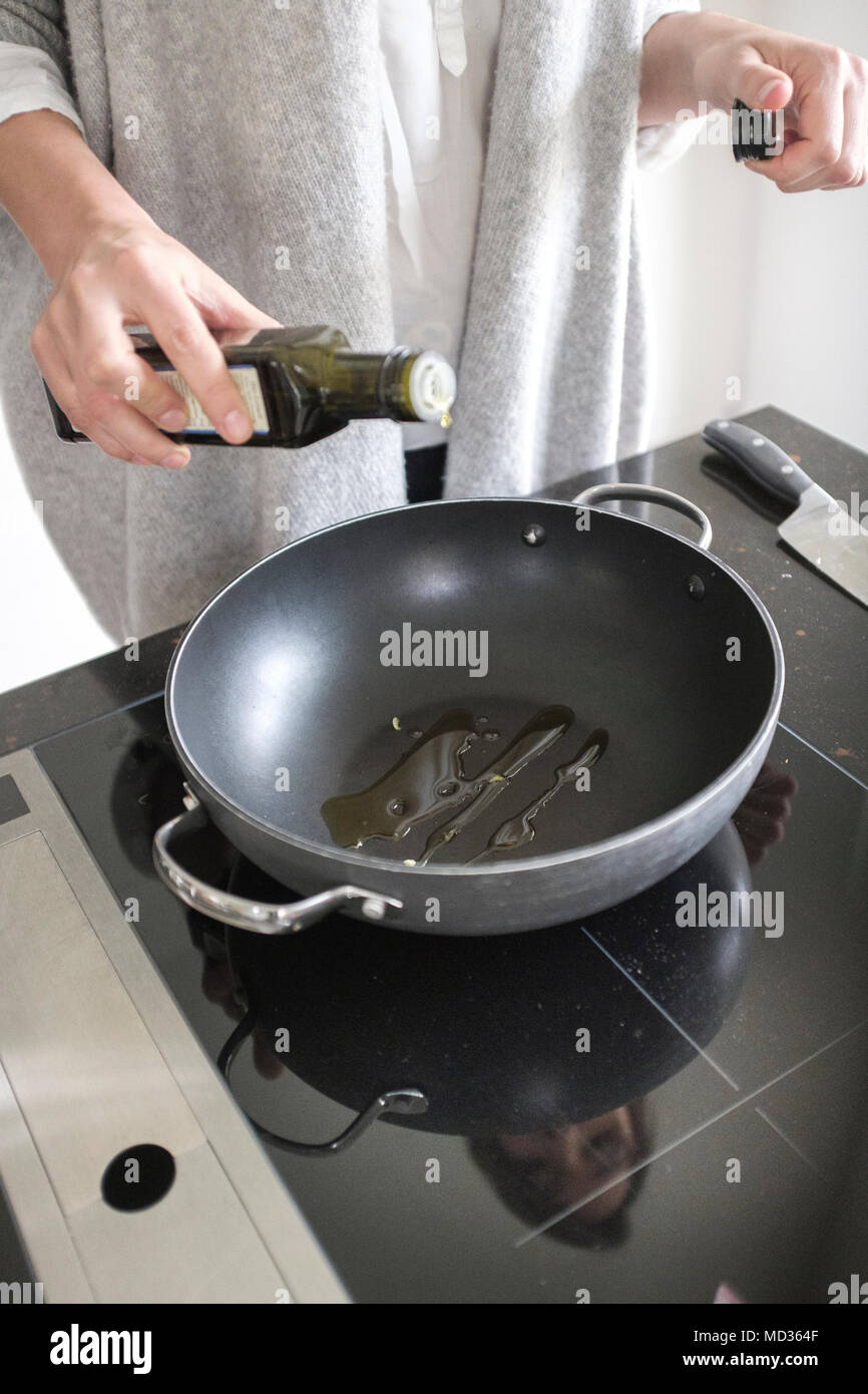 Verter el aceite de cocina usado de la sartén en el recipiente, primer  plano Fotografía de stock - Alamy