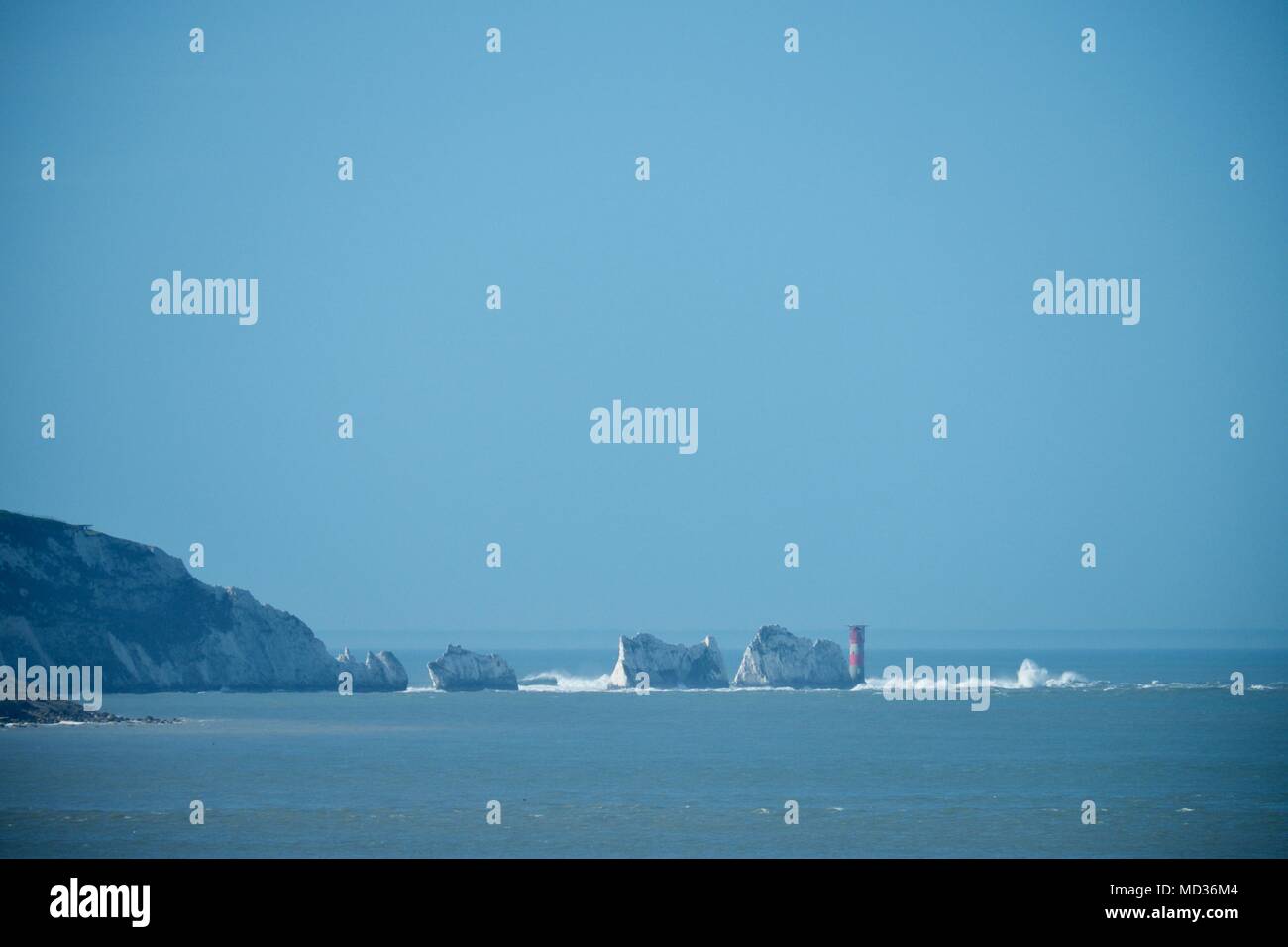 Las agujas en la isla de Wight, reino unido en un día soleado, con cielos azules Foto de stock