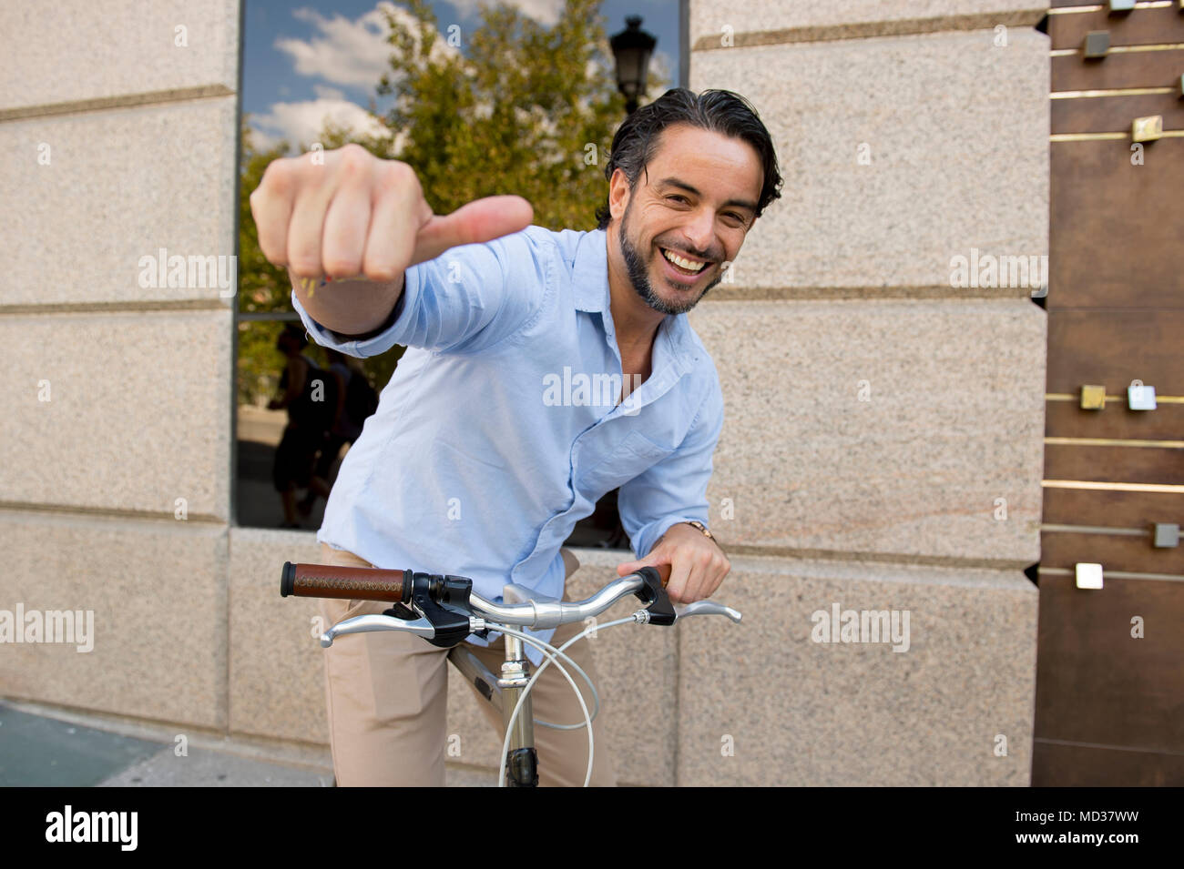 Feliz joven hombre hispano atractiva en ropa de moda casual alegre