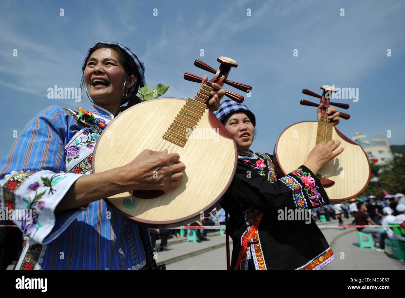 Wangmo, China la provincia de Guizhou. 18 abr, 2018. Los artistas  intérpretes o ejecutantes reproducir el yueqin, un instrumento parecido al  banjo de cuatro cuerdas, en una celebración de "anyuesan' Festival en