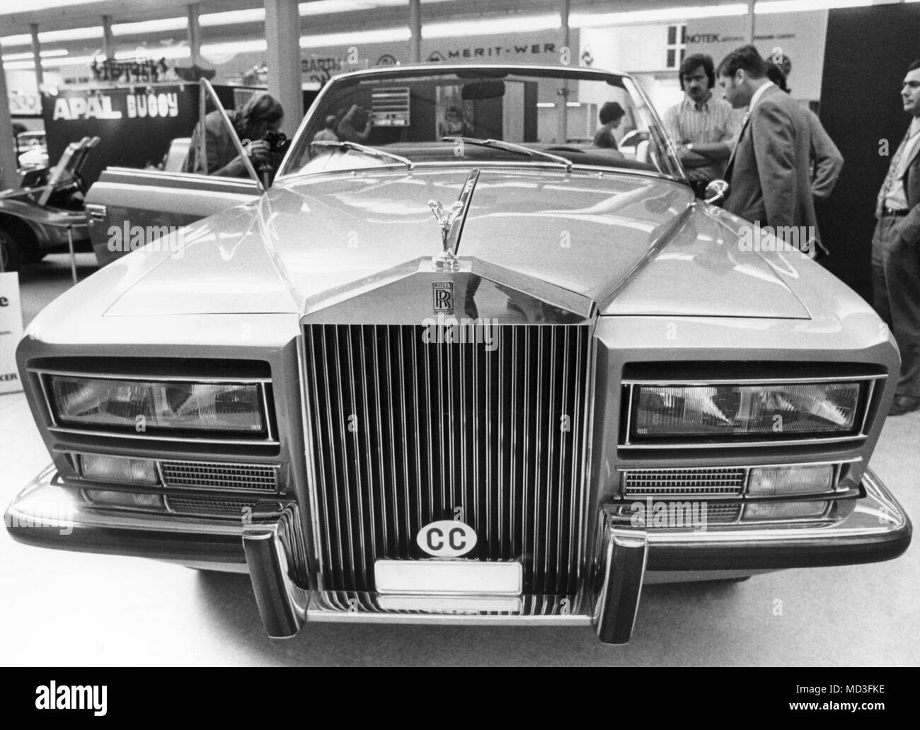 Una de las estrellas en el Salón Internacional del Automóvil de Frankfurt en 1973 es este Rolls Royce, con su especial Rolls Royce Phantom cuerpo diseñado por Pietro Frua. El coche de lujo, equipado con un motor de 6,25 litros cuesta alrededor de 250.000 marcas tanto como un hogar withtleres. (Grabación de 12.09.1973). Foto: Manfred Rehm (c) dpa - Report | uso en todo el mundo Foto de stock