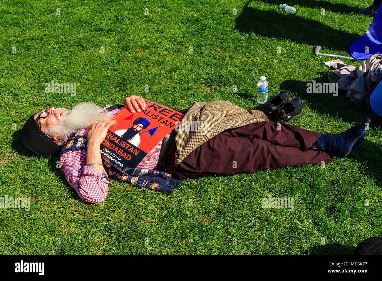 Londres, Reino Unido. El 18 de abril de 2018. Un manifestante sij descansa en la plaza del parlamento después de protestar contra el Primer Ministro de la India, Modi la visita a Londres, Parliament Square, Londres, Reino Unido. Crédito: Conceder Rooney/Alamy Live News Foto de stock