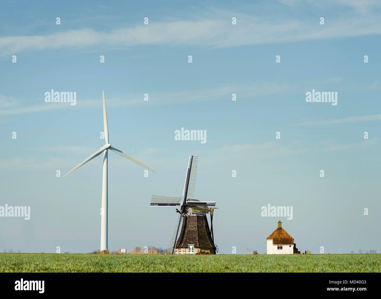 Turbina eólica moderna y tradicional molino holandés permanecer juntos, 4 estrellas, Frisia, Países Bajos Foto de stock