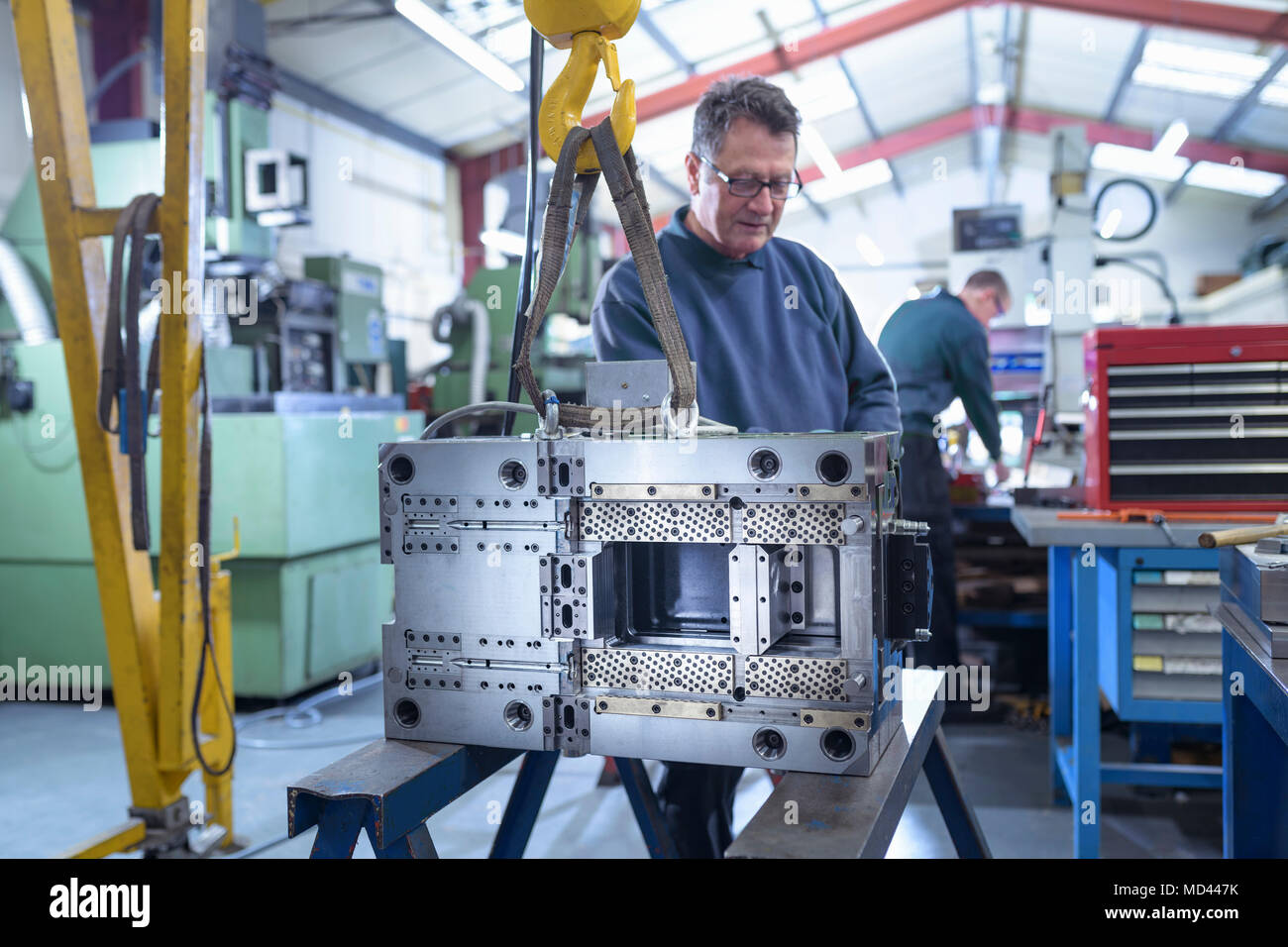 Ingeniero que trabaja en un molde de inyección de plástico de ingeniería de precisión en fábrica Foto de stock