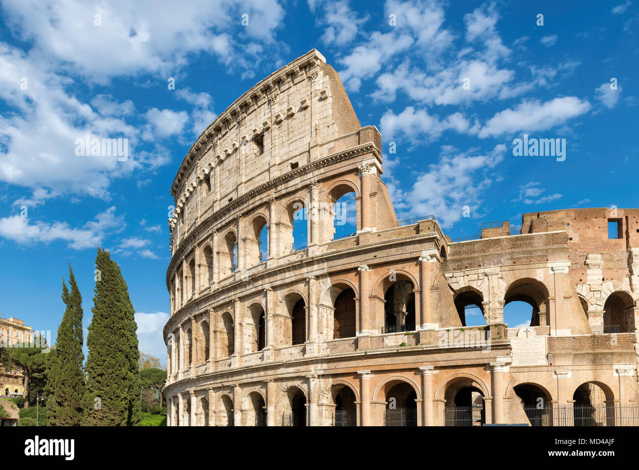 Cerca del Coliseo al atardecer en Roma, Italia Foto de stock