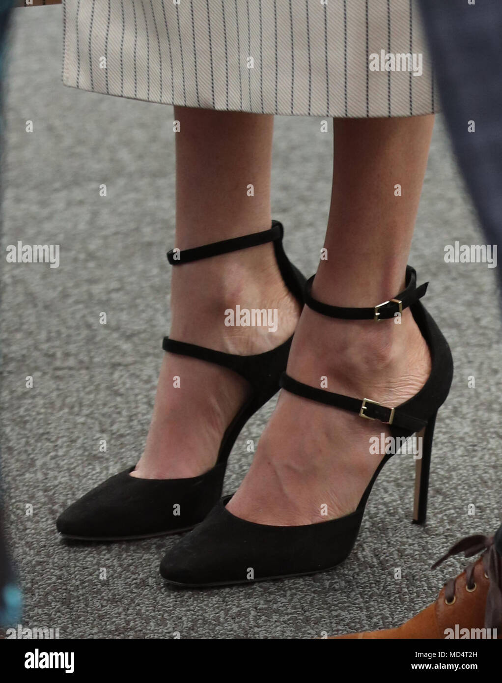 Los zapatos de Meghan Markle durante una recepción para el Foro de la  Juventud del Commonwealth en el Queen Elizabeth II Conference Centre,  Londres, durante la Reunión de Jefes de Gobierno del