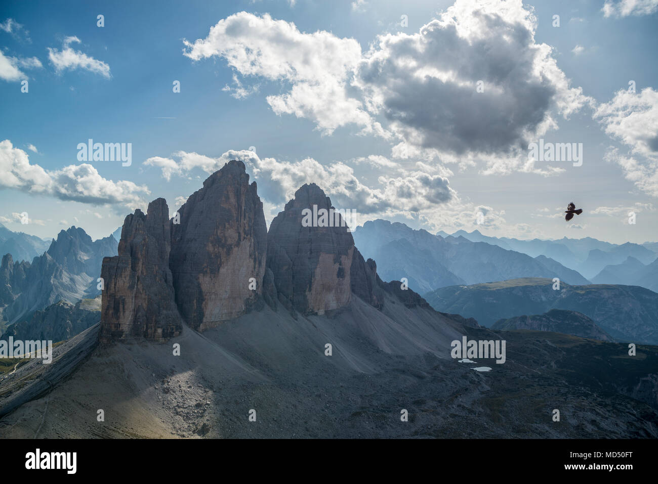 Vista desde la cima del Paternkofel hacia la Tre cime di Lavaredo, Tre Cime Parque Natural, dolomitas, Tirol del Sur, Italia Foto de stock