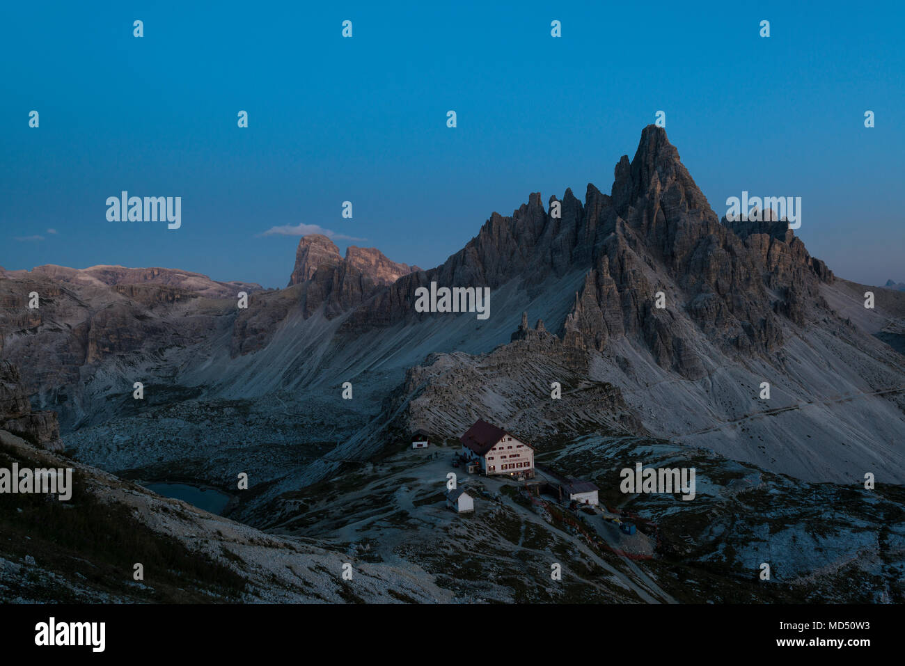 Vista desde Toblinger Knoten hacia Paternkofel al atardecer, Tre Cime Parque Natural, dolomitas, Tirol del Sur, Italia Foto de stock