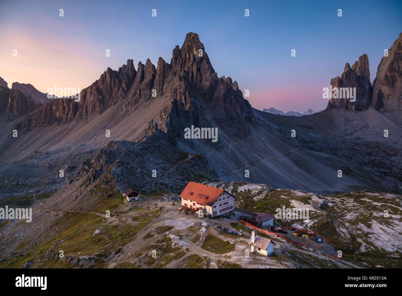 Tre cime di Lavaredo y Dreizinnen hut al amanecer, Tre Cime Parque Natural, dolomitas, Tirol del Sur, Italia Foto de stock
