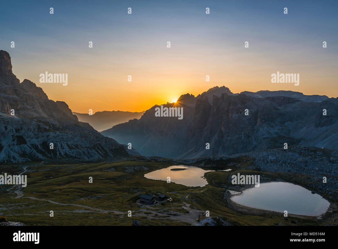 Lago dei Piani y Drei Zinnen hut al amanecer, Tre Cime Parque Natural, dolomitas, Tirol del Sur, Italia Foto de stock