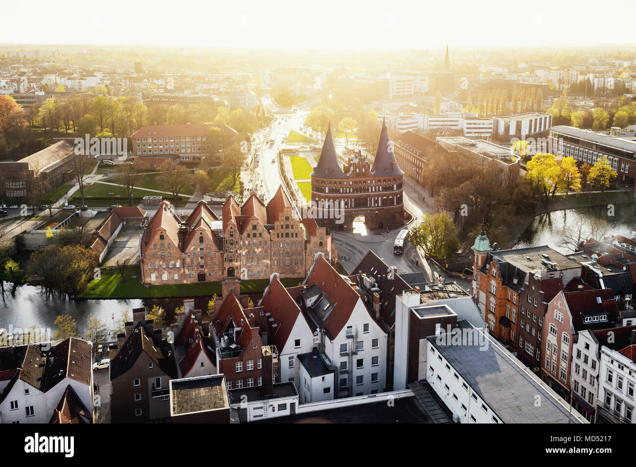 El Holstentor de Lübeck y al atardecer, Schleswig-Holstein, Alemania Foto de stock