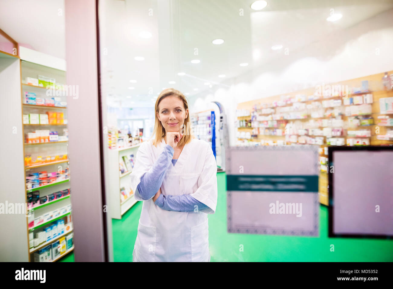 Retrato de una joven mujer amable farmacéutico. Foto de stock