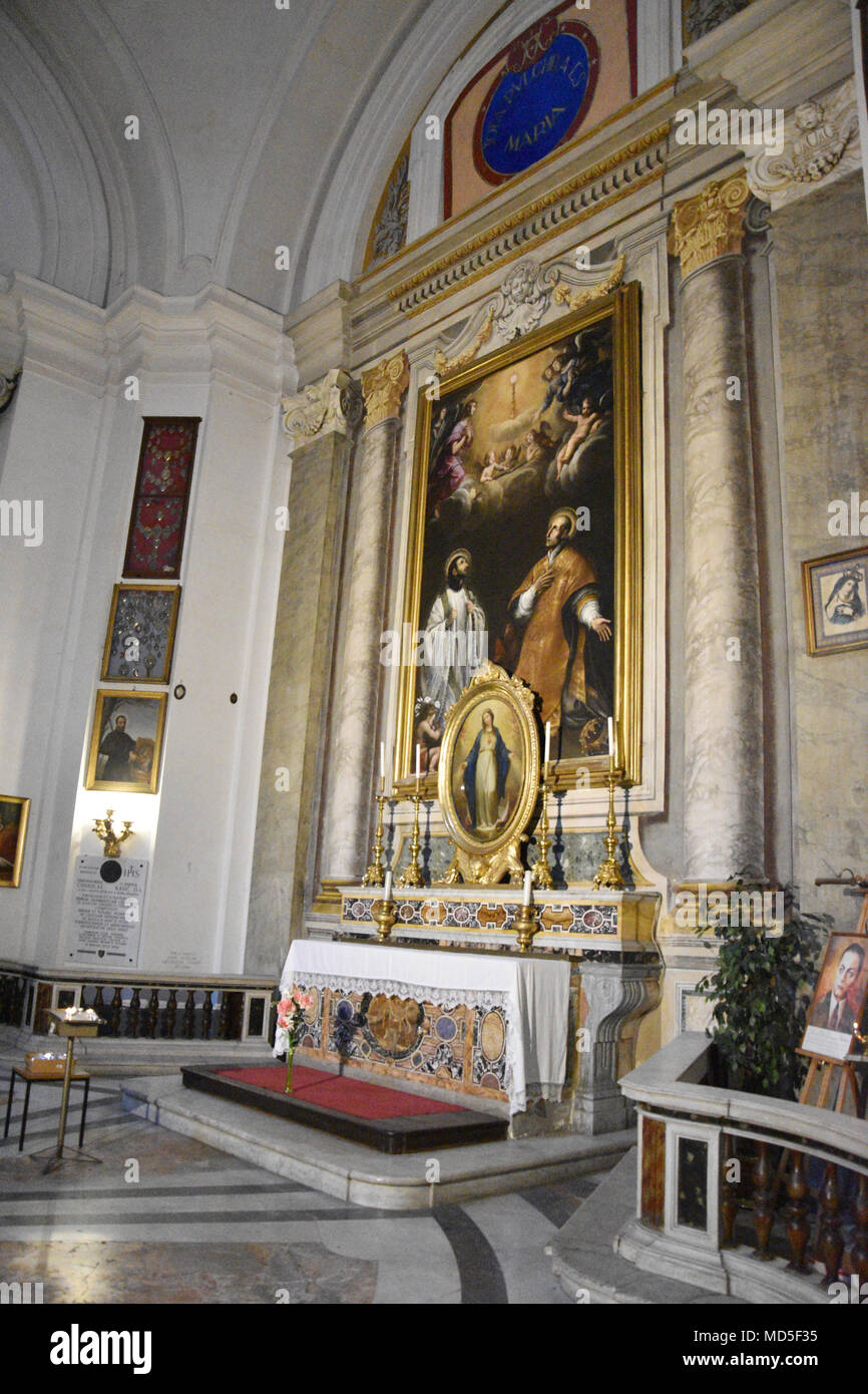 Una de las muchas capillas laterales dentro de la Iglesia de San Ignacio de Loyola. La Iglesia de San Ignacio de Loyola en el Campus Martius (Italiano: Chiesa di Sant' Foto de stock