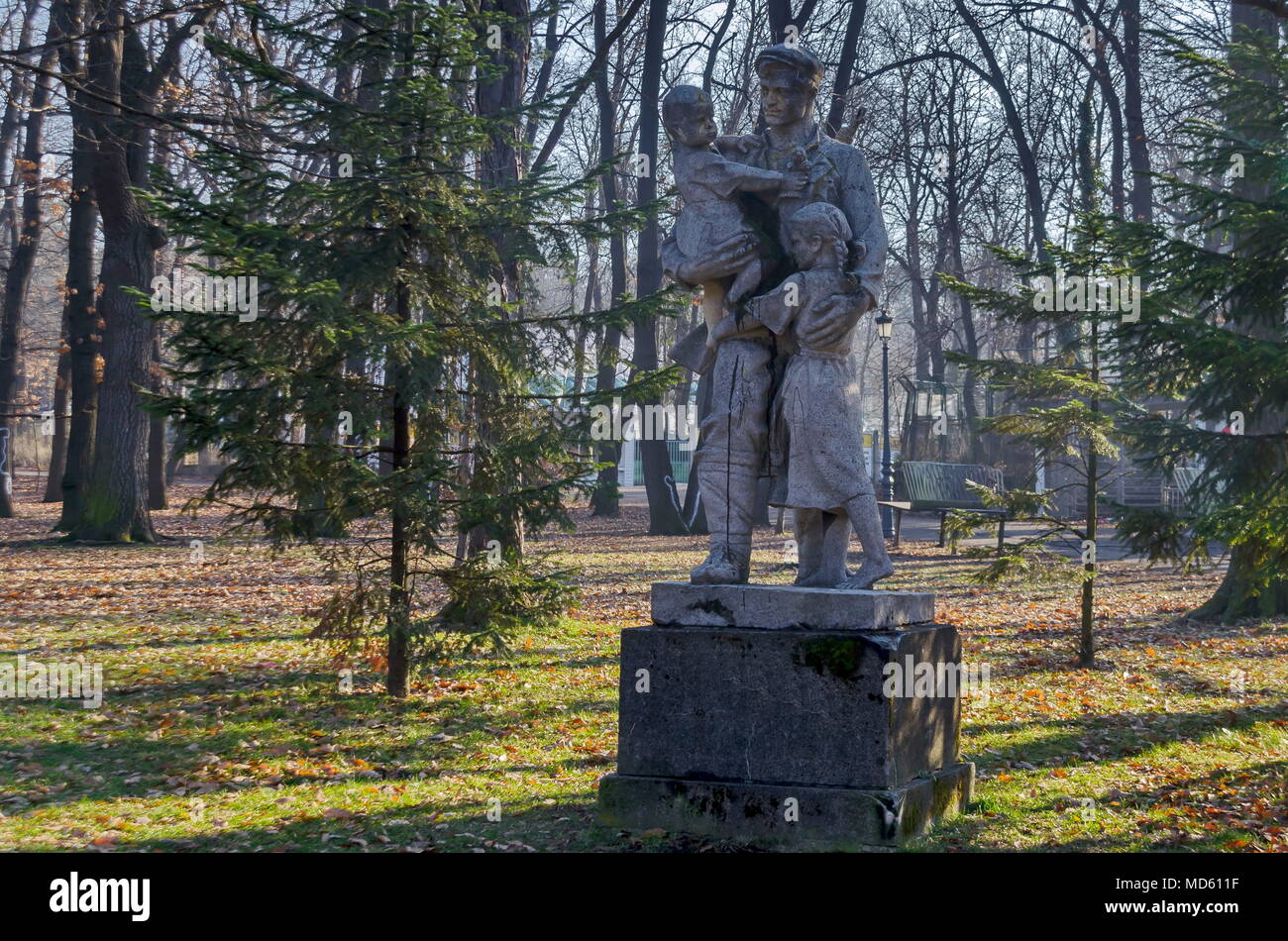 Antiguo Monumento roto en el bosque, partiendo del padre héroe búlgaro partidista con niños, Sofía, Bulgaria, Europa Foto de stock