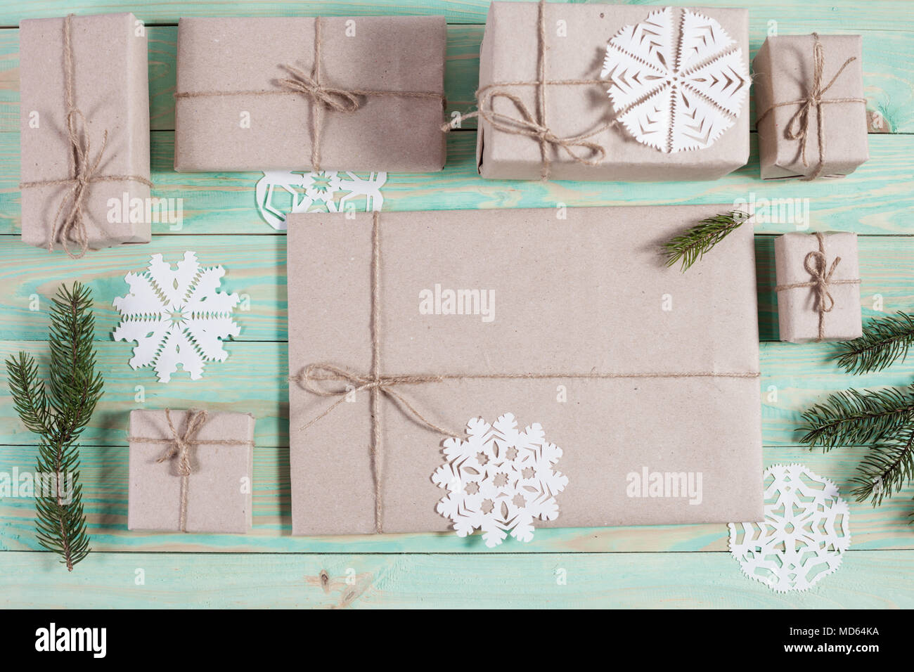 Cajas de regalos envueltos en papel kraft atados con una cuerda y copo de  nieve de papel y atado con cordel con espacio de copia Fotografía de stock  - Alamy