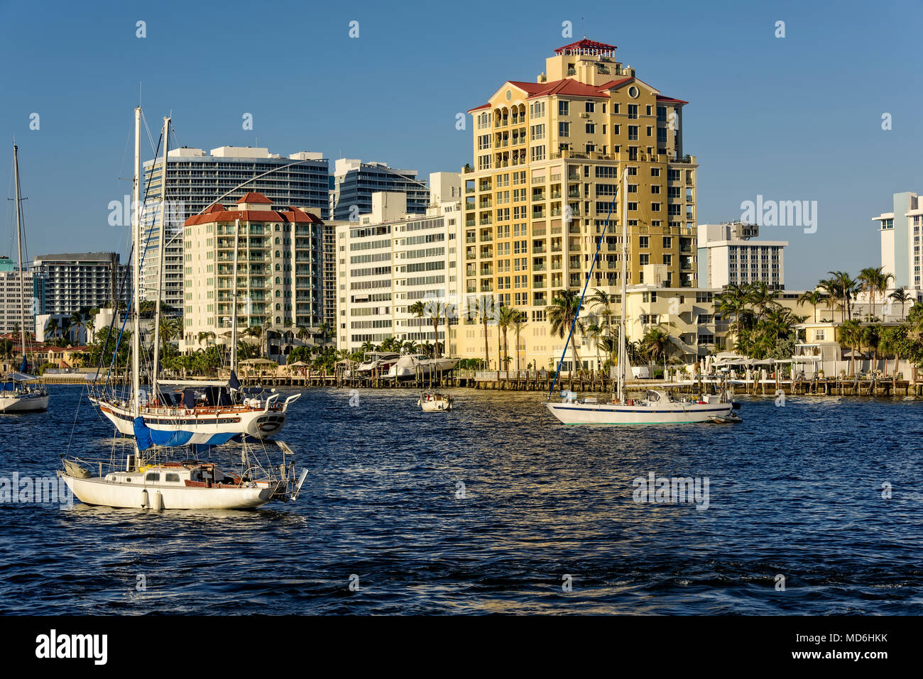 Gigantescos edificios y barcos en el Intercoastal Waterway en Fort Lauderdale, Florida Foto de stock