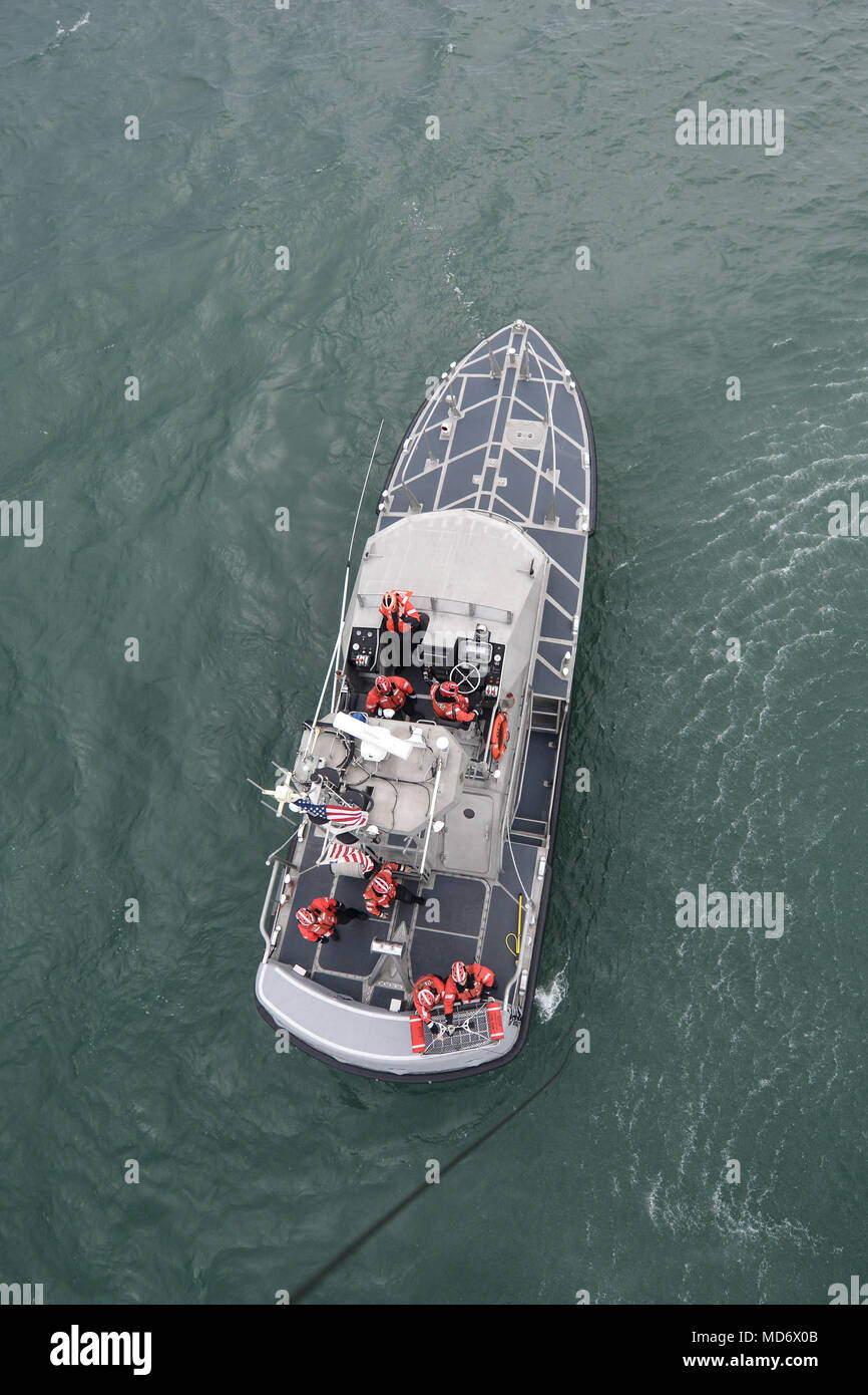 Un motor de 47 pies de salvavidas de la tripulación de la estación de la  Guardia Costera de la Bahía de Humboldt estabiliza una cesta de salvamento  durante la evacuación médica (MEDEVAC)