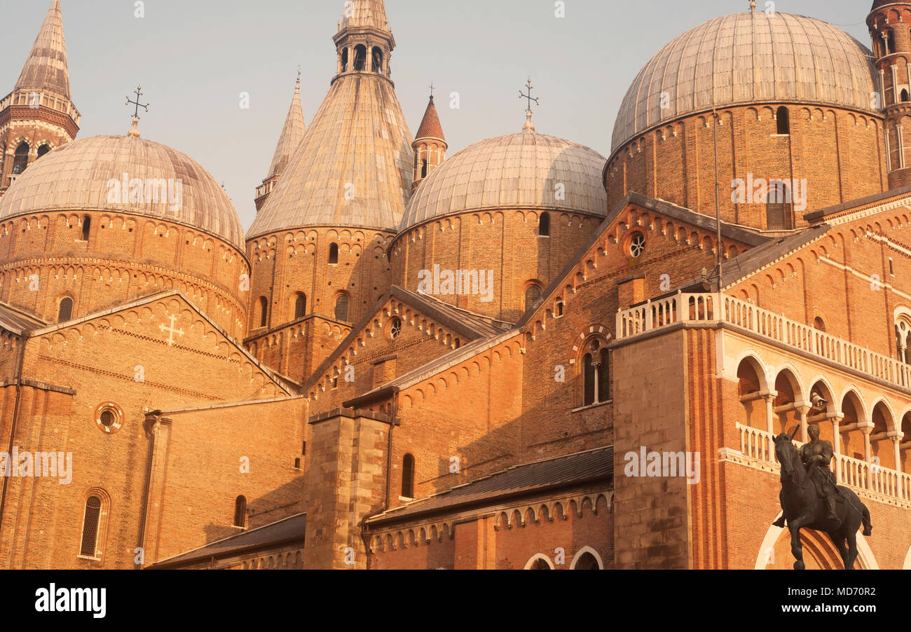 Arquitectura de la bella Italia vista con iglesia Foto de stock