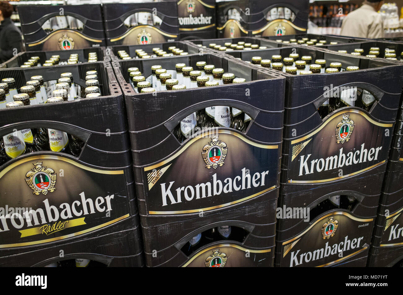 Bebidas y tragos de alcohol cero para la venta por la caja en el  supermercado alemán Fotografía de stock - Alamy