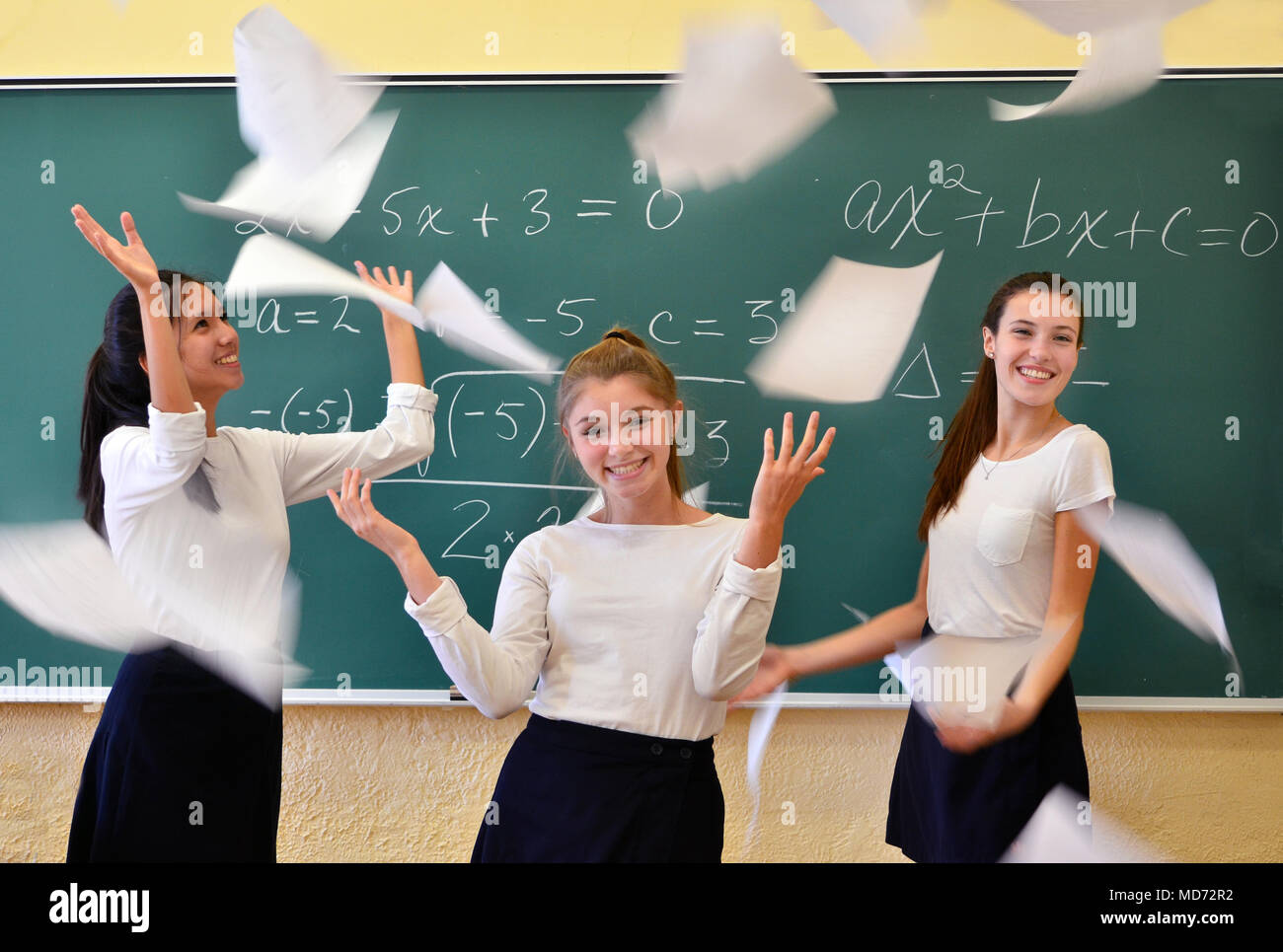 Tres niñas de escuela feliz en su clase de matemáticas Foto de stock