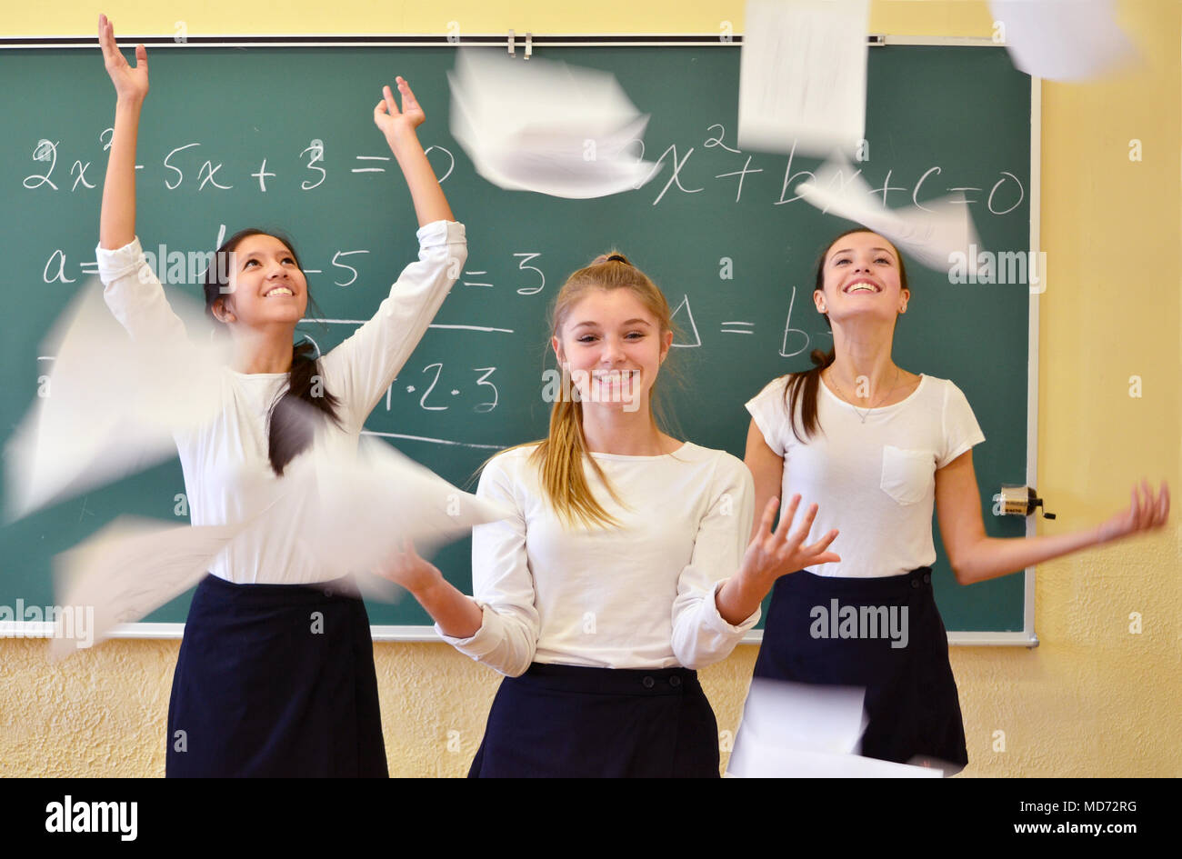 Tres niñas de escuela feliz en su clase de matemáticas Foto de stock
