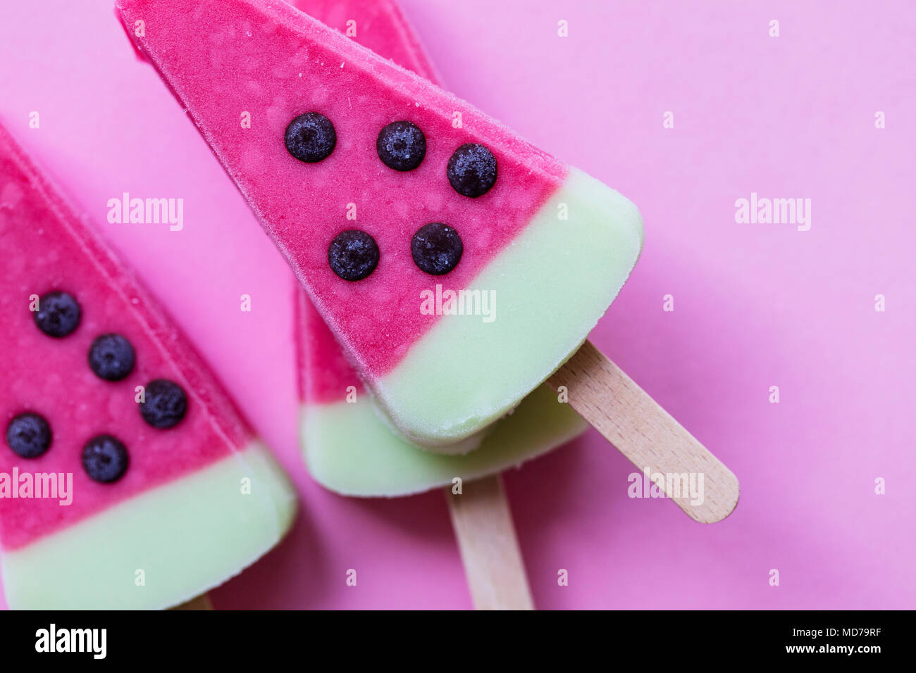 Hielo En Verano En Forma De Sandia Lolly Sobre Un Fondo De Color Rosa Pastel Fotografia De Stock Alamy