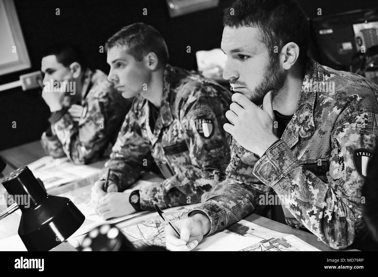 Los paracaidistas del ejército italiano destinado al Regimiento "Savoia Cavalleria" Brigada Folgore Grosseto, impartir formación mediante convocatoria de fuego sistema formador (CGCT) en Caserma Ederle de Vicenza, Italia, 27 de marzo de 2018. Los paracaidistas italianos del ejército de los Estados Unidos utilizar RTSD sur equipamiento para mejorar las relaciones bilaterales y ampliar los niveles de cooperación y de la capacidad del personal que participa en operaciones conjuntas. (Ee.Uu. Foto del ejército por Paolo Bovo) Foto de stock