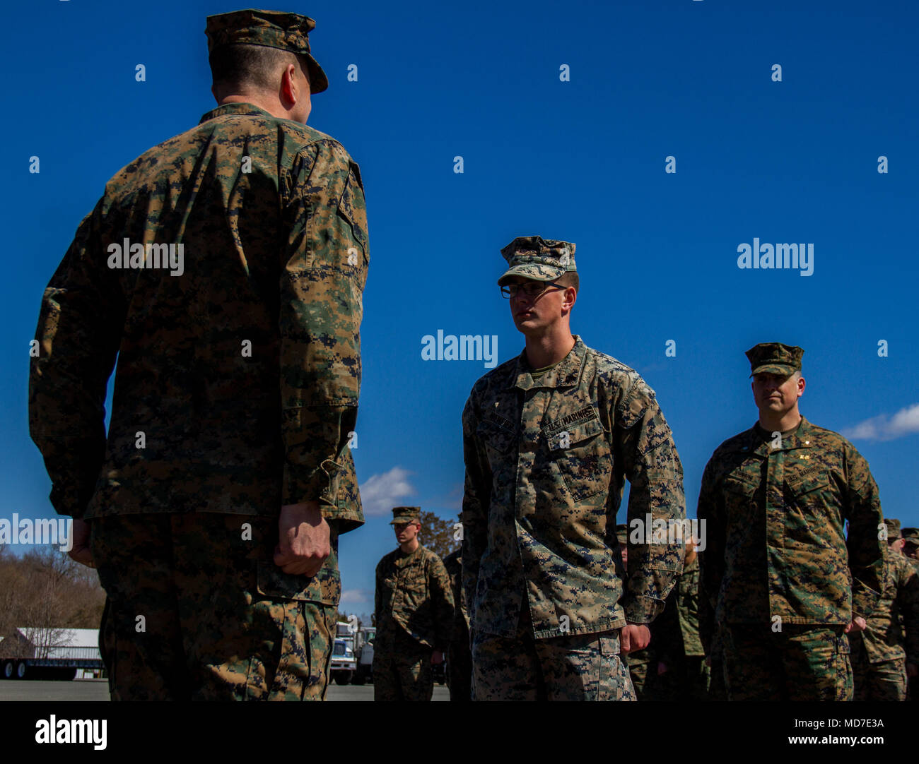 Marines estadounidenses con operaciones de información del Cuerpo de Infantería de Marina Centro, stand en la atención, mientras que el premio de Sargento de la Infantería de Marina de . James M. Marines estadounidenses con operaciones de información del Cuerpo de Infantería de Marina Centro, stand en la atención, mientras que el premio de Sargento de la Infantería de Marina de . James M.