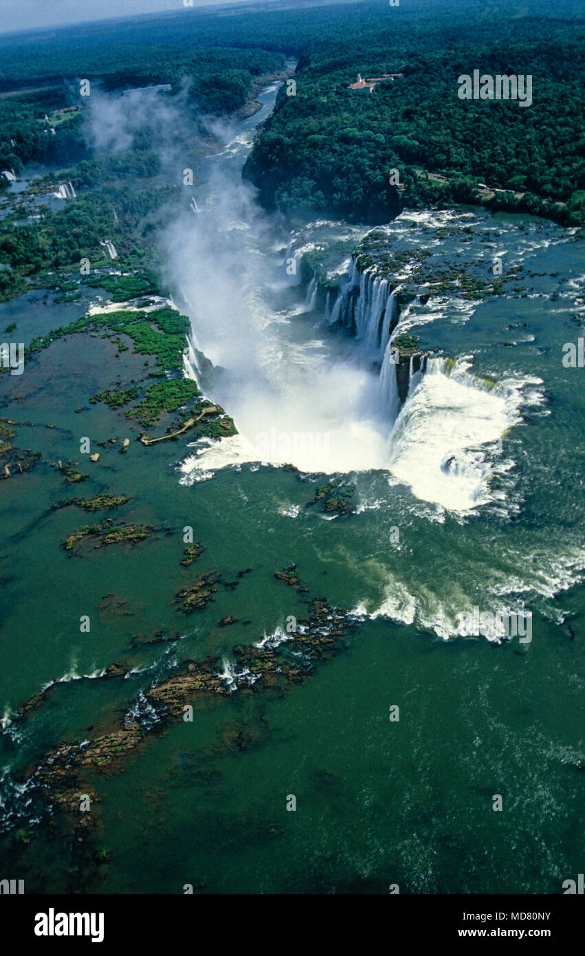 Foz do Iguaçu Cataratas desde el aire, en el estado de Paraná, Brasil. Foto de stock