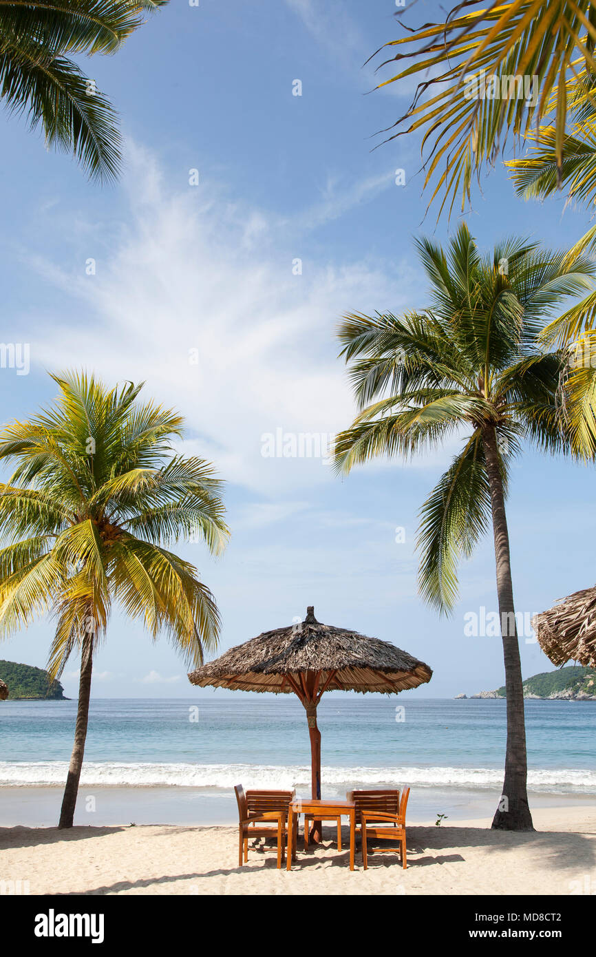 La playa en frente del Restaurante la Marea y El Viceroy Hotel Zihuatanejo, México Foto de stock