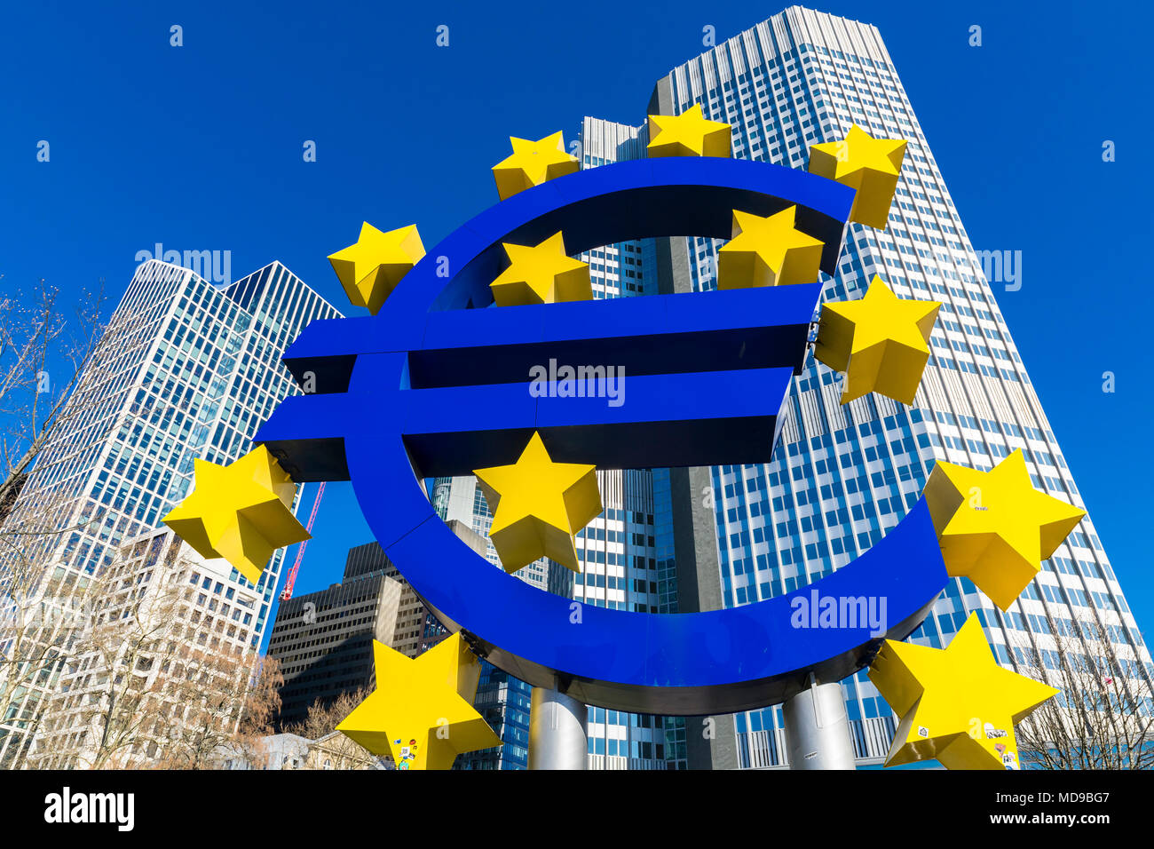 Eurotower, sede del único mecanismo de supervisión bancaria, SSM, con símbolo de Euro, Frankfurt am Main, Hesse, Alemania Foto de stock