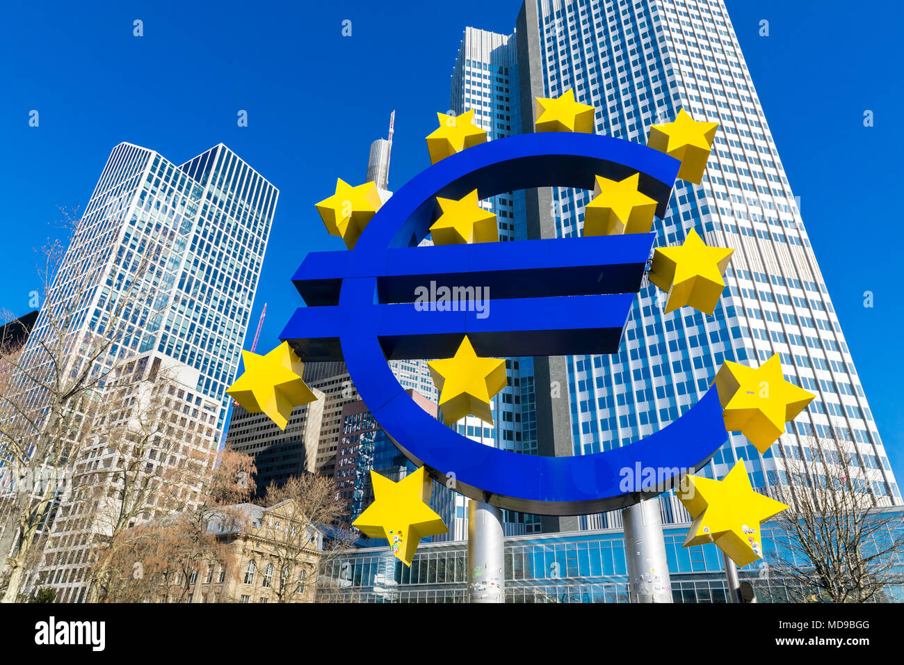 Eurotower, sede del único mecanismo de supervisión bancaria, SSM, con símbolo de Euro, Frankfurt am Main, Hesse, Alemania Foto de stock