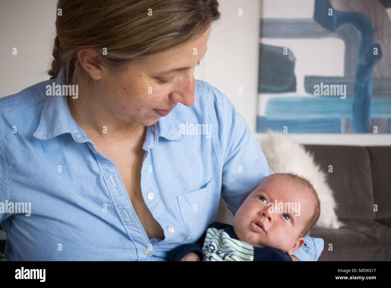 Madre sosteniendo su cute little Baby Boy en casa Foto de stock